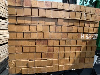 Ca. 150x Basralocus hardhouten palen fijnbezaagd, 60x60mm, lengte 300c
